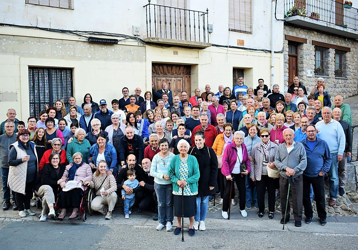 Francisca Castañares Ibáñez posa, en el centro, junto a su sobrina María Jesús, la hija de esta y sus vecinos de Torrecilla en Cameros.