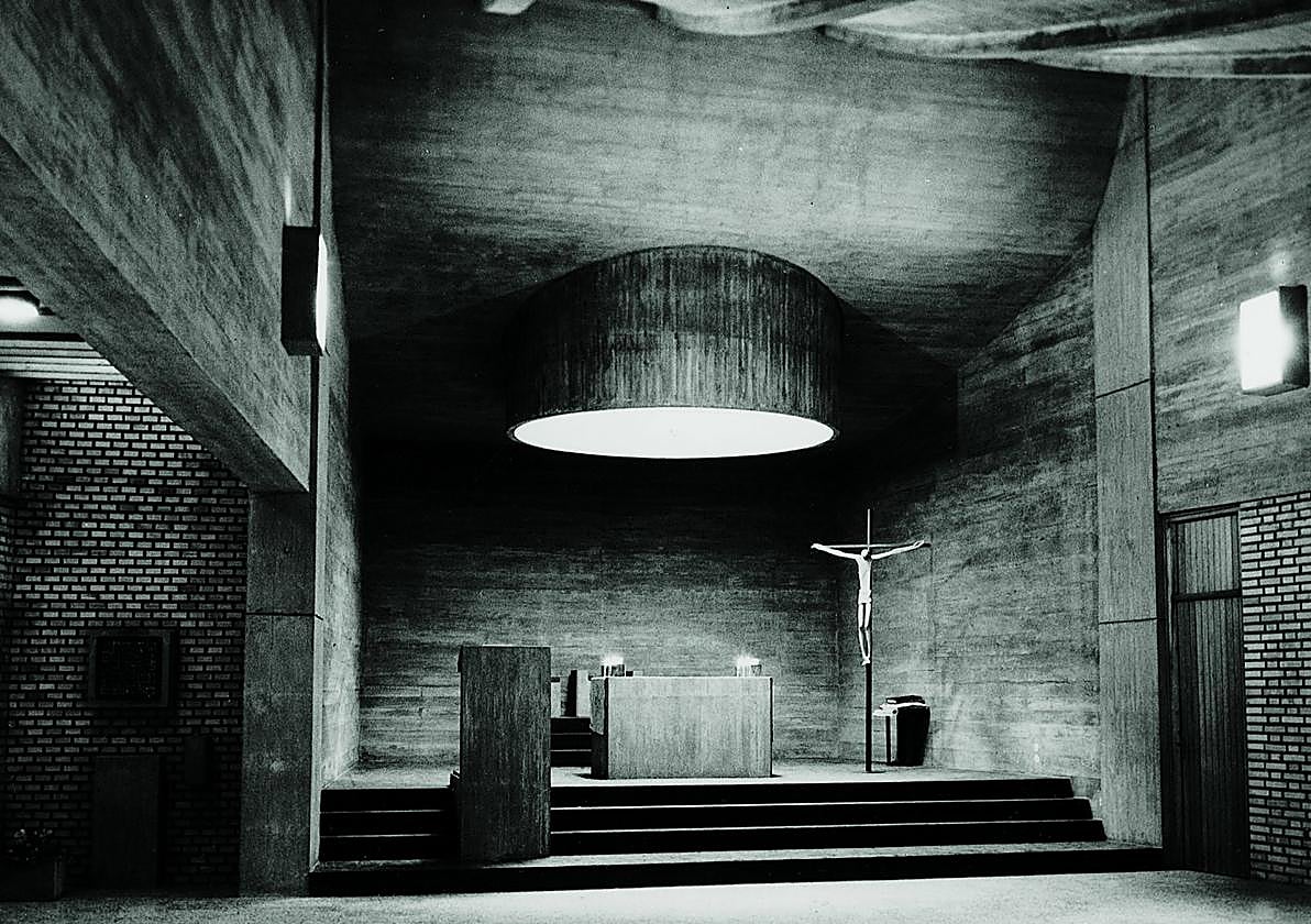 Interior y exterior de la iglesia de Santiago (de 1965), en La Unión, con su característico lucernario yla torre exenta.
