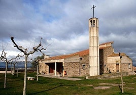 «Un diálogo con el pueblo, del que toma materiales y cubiertas»