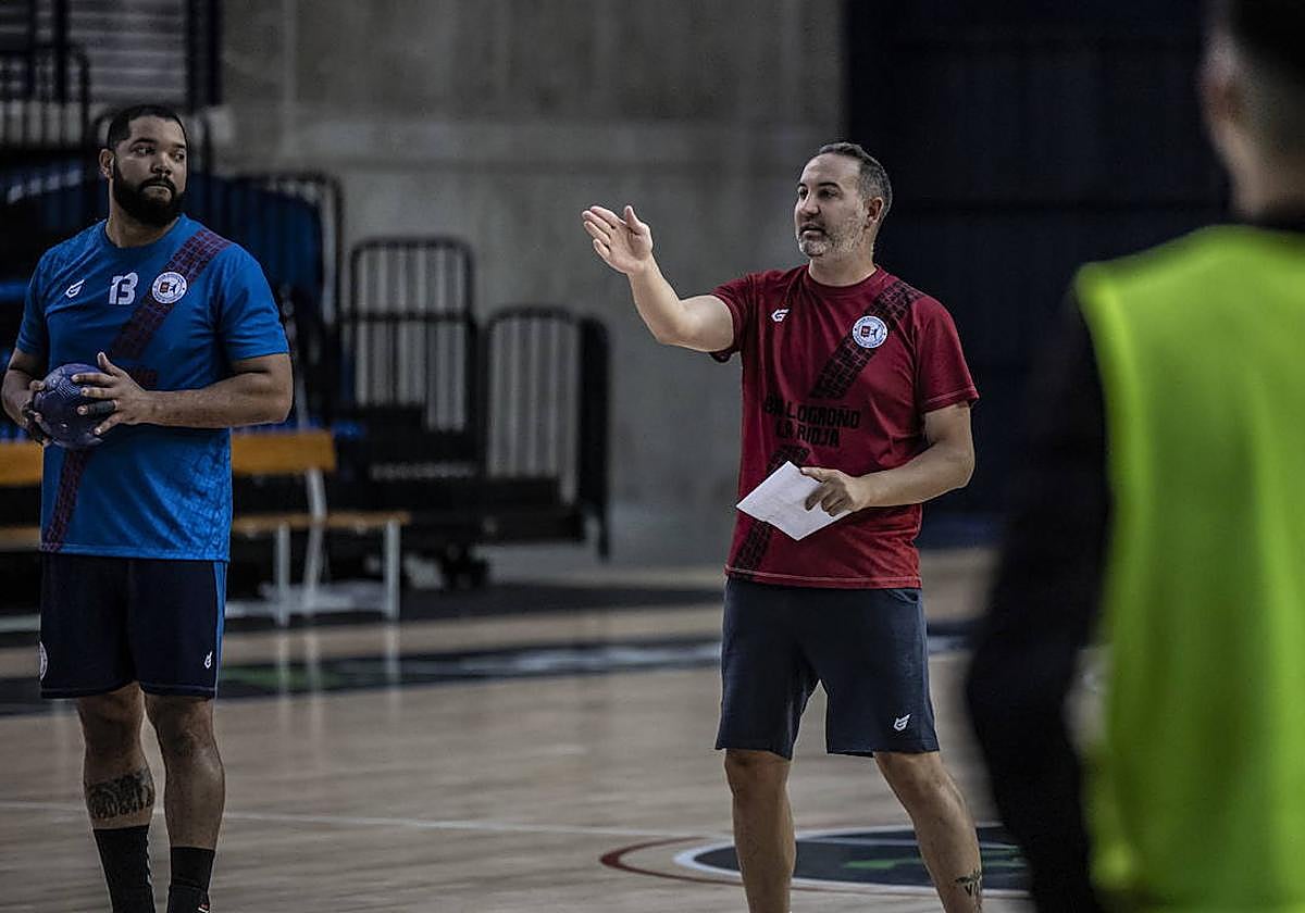 Miguel Velasco da una instrucción en un entrenamiento.