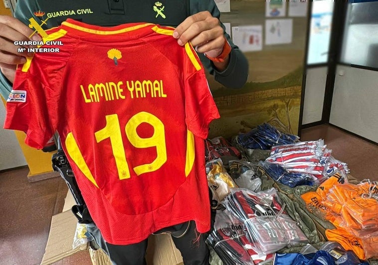 La camiseta de Lamine Yamal, la joven estrella del Barça y de la selección, es una de las más falsificadas.