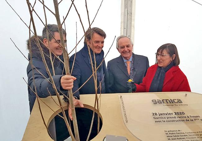 Pedro Garnica, segundo por la derecha, en la colocación de la primera piedra de la fábrica proyectada por la compañía en Troyes (Francia).