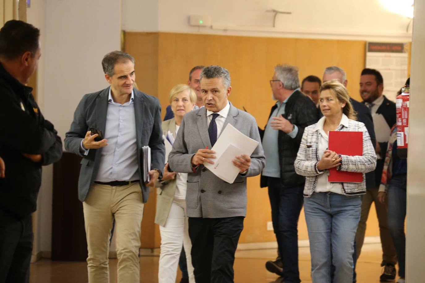 El alcalde Escobar a la entrada al pleno extraordinario.