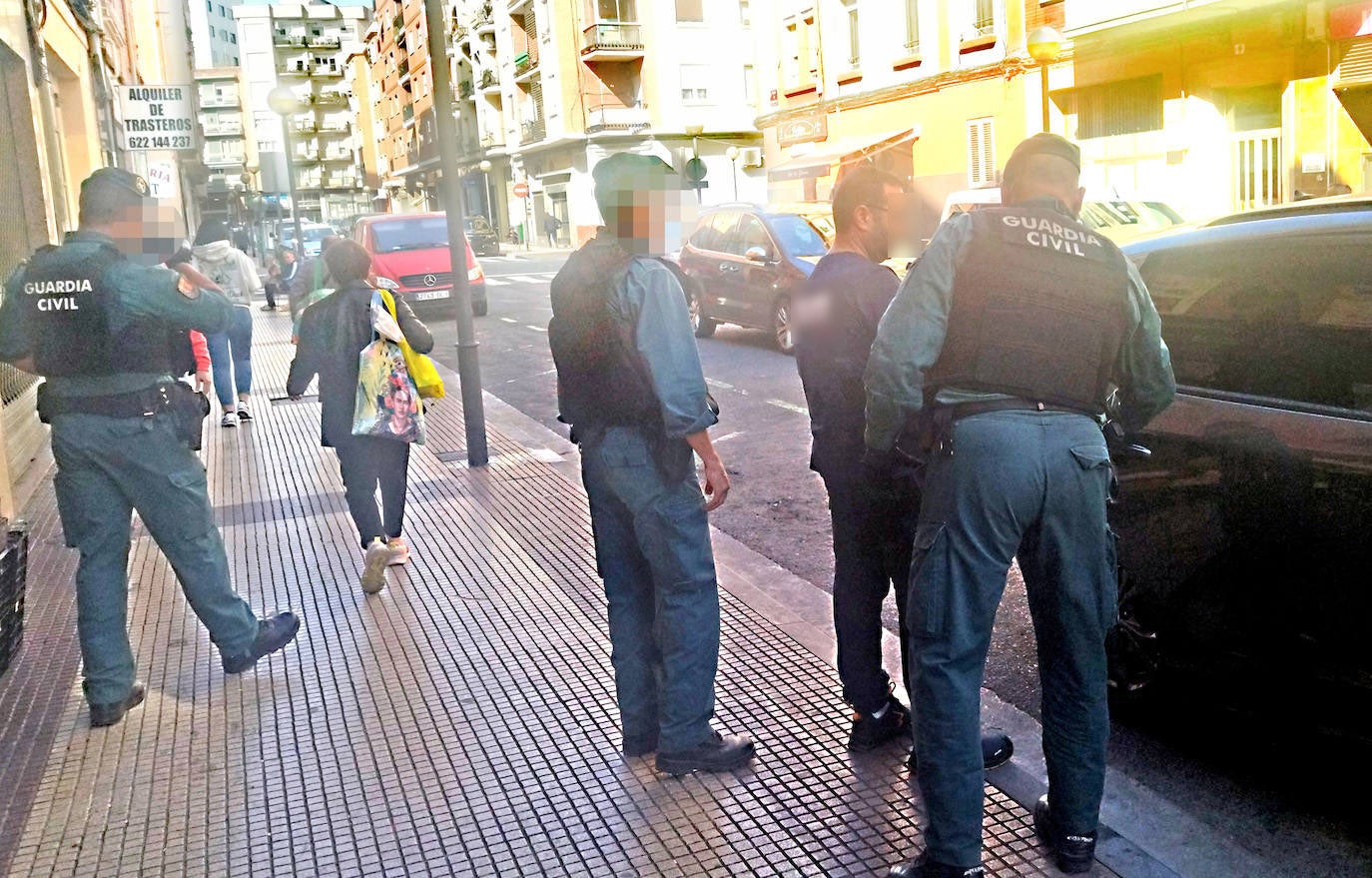 Detención en la calle Cigüeña.