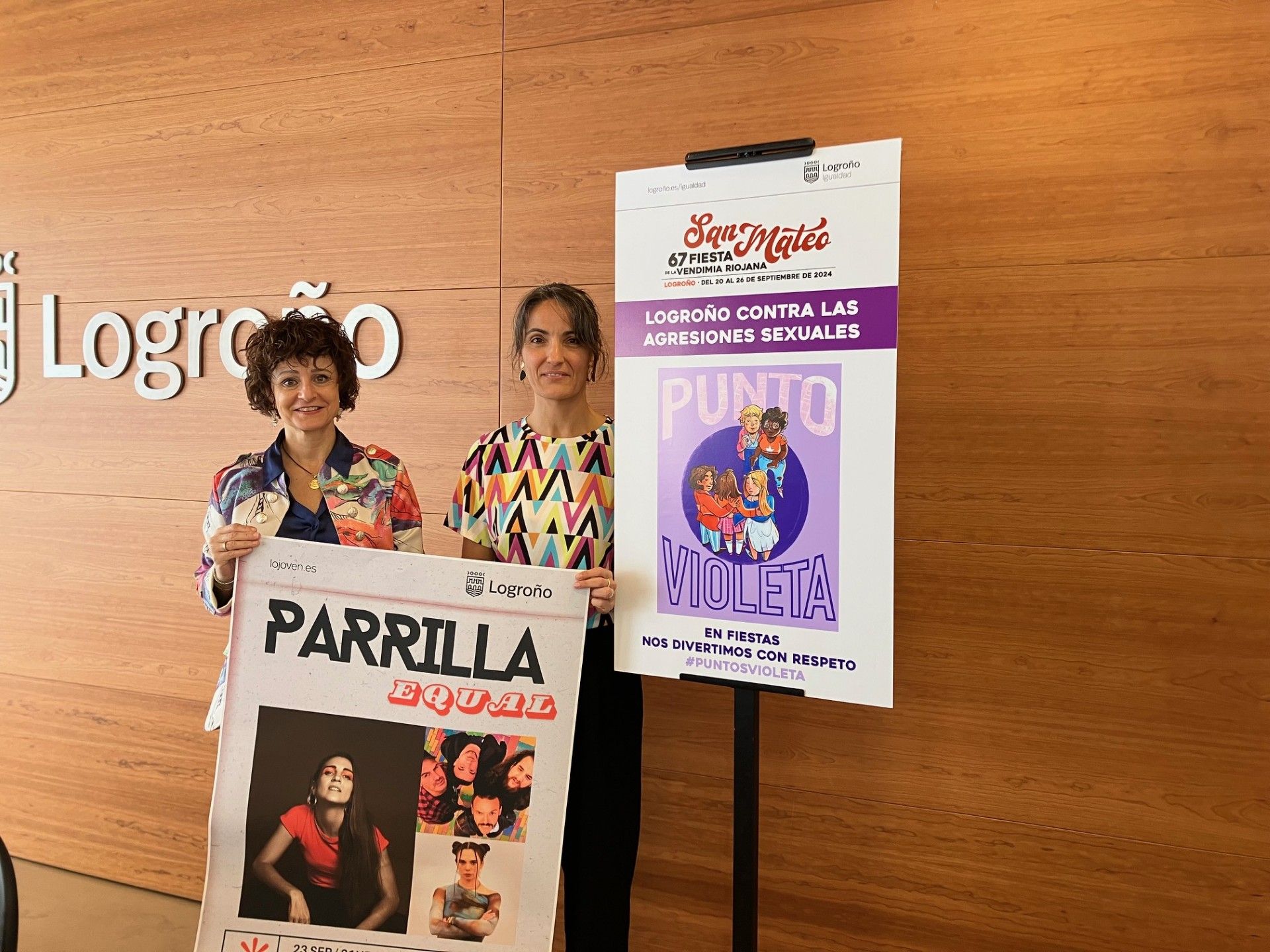 La concejala del área, Celia Sanz, junto a la agente de Igualdad municipal, Eva Lacarra, con el material de la campaña.