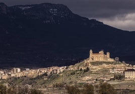 San Vicente de la Sonsierra, con la Sierra de Cantabria al fondo