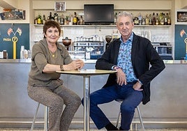 Los hermanos Espiga, Lourdes y Eduardo, en el bar del Adarraga donde han trabajado los últimos 29 años.
