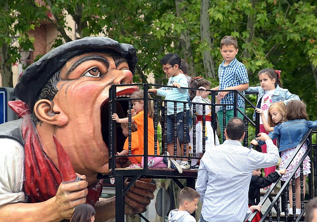 Tragantúa seguirá engulliendo unos sanmateos más a todos los niños que se le acerquen.