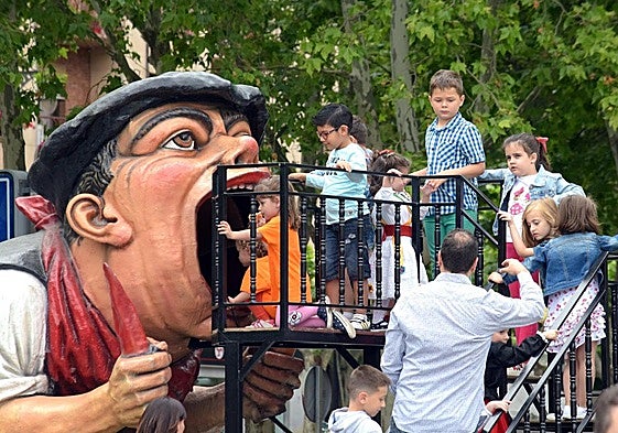 Tragantúa seguirá engulliendo unos sanmateos más a todos los niños que se le acerquen.