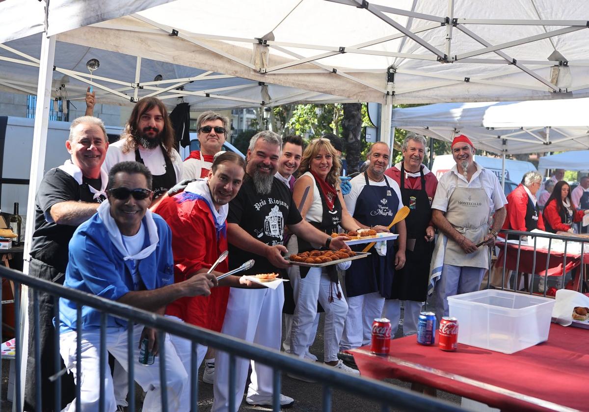 Cocineros de las peñas posaron el pasado domingo para la foto grupal.