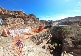Aljibe que se está vaciando de escombros y piedras en el castillo de Cervera del Río Alhama.