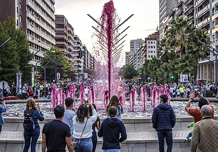 La fuente del vino, entre Vara de Rey y Gran Vía, ha quedado inaugurada oficialmente este jueves.