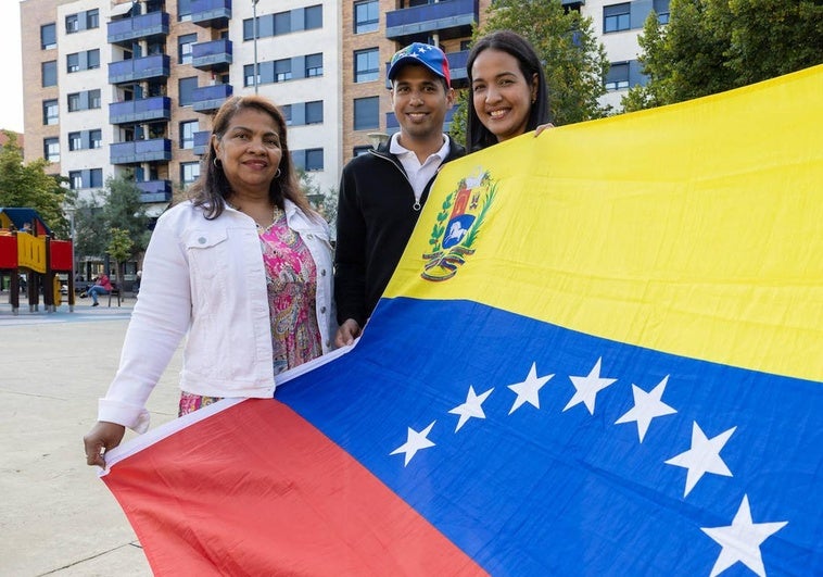Argenida Viloria, José Alejandro Mújica e Isis Ojeda muestran la bandera de Venezuela en un parque de Logroño.