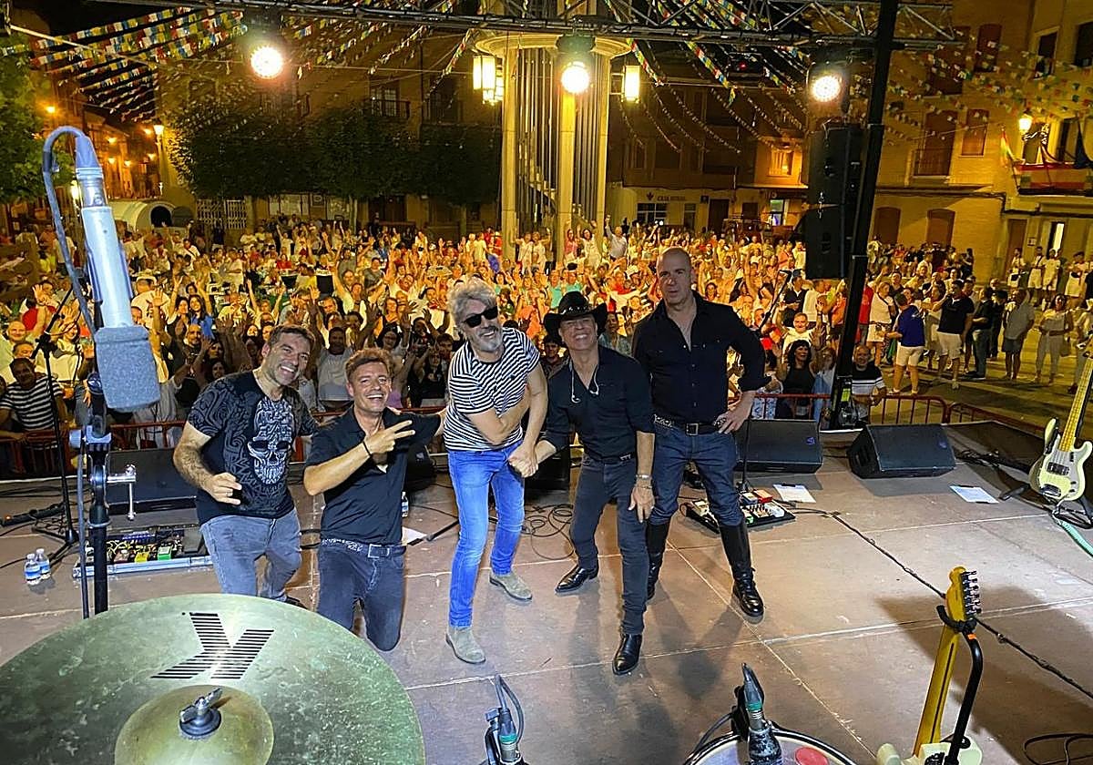 Los miembros del grupo musical La Guardia posan tras su concierto del pasado mes de agosto en Aldeanueva de Ebro.