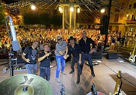 Los miembros del grupo musical La Guardia posan tras su concierto del pasado mes de agosto en Aldeanueva de Ebro.
