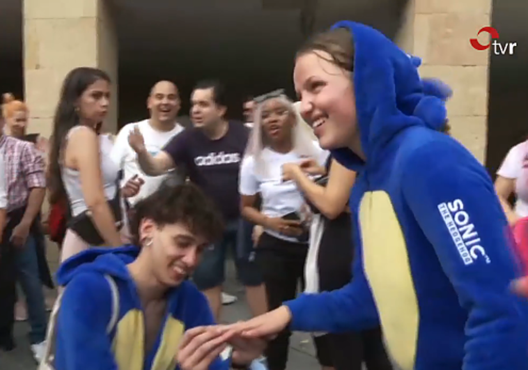 Un joven pide matrimonio a su novia durante el cohete de San Mateo