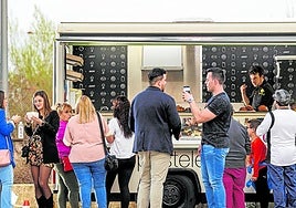David Nicolás, en su food truck, durante un evento.