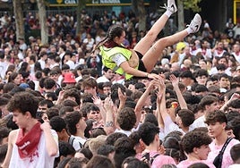 Por los aires: la alegría ha desbordado la plaza del Ayuntamiento.