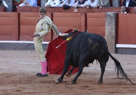 Borja Jiménez con la muleta ante un toro en la pasada feria de la Virgen de la Vega, en Salamanca.