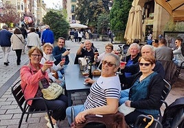 Carmen y sus acompañantes, en una terraza de Portales.