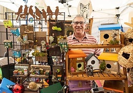 Raúl Sanvicente posa entre las perchas que elabora y las casitas de pájaro