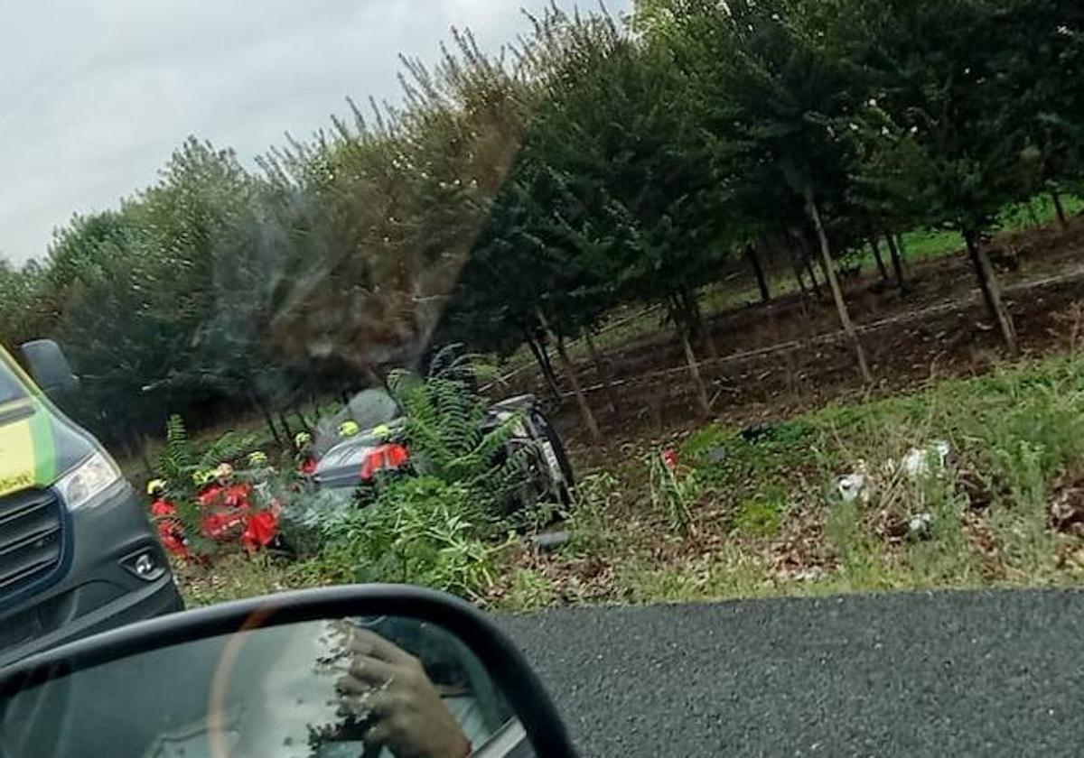 Bomberos del CEIS trabajan en el accidente ocurrido el sábado.