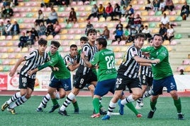 Jugadores del Haro tratan de avanzar ante una barrera del Berceo buscando el balón.