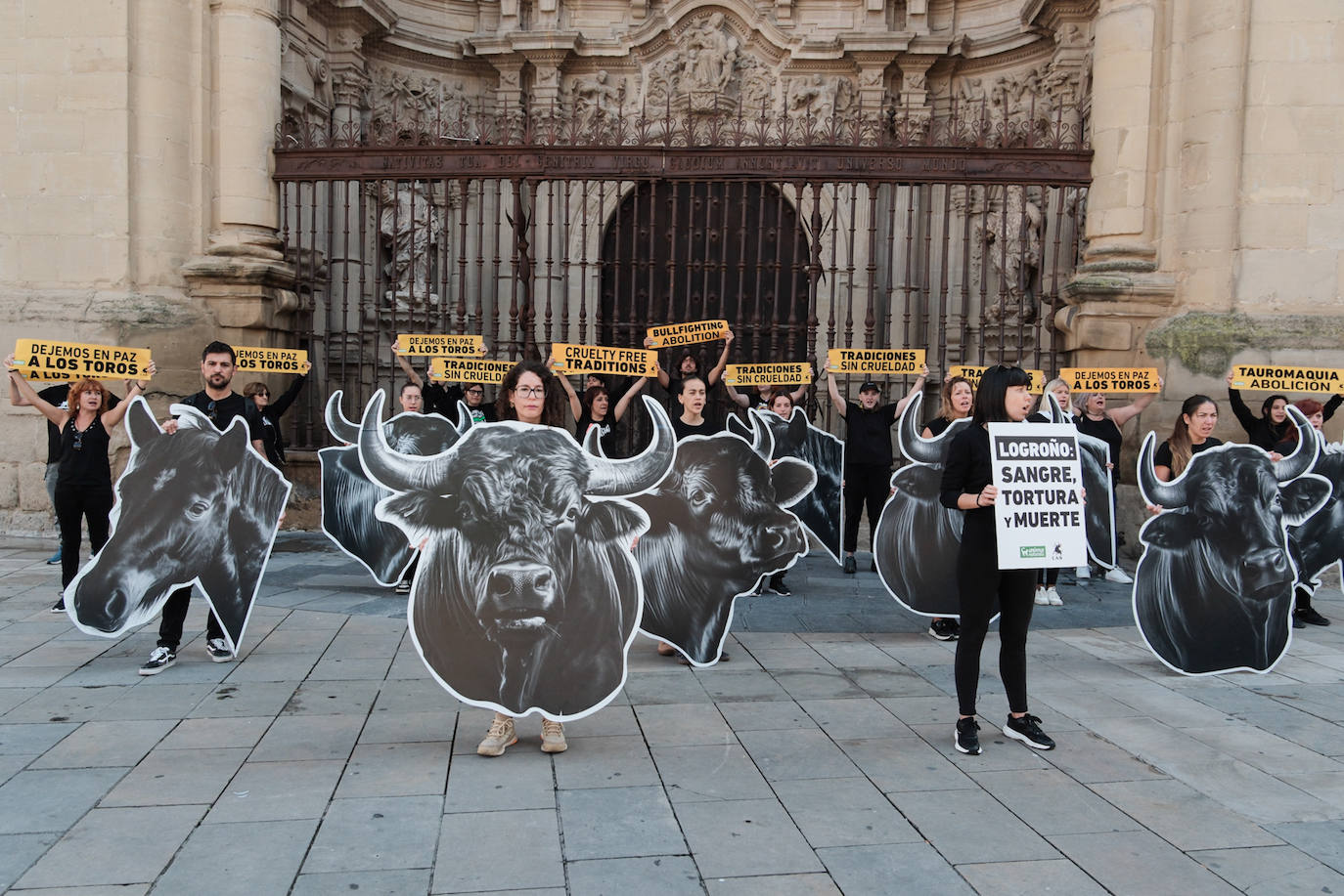 Concentración en la Plaza del Mercado bajo el lema &#039;Tauromaquia Abolición&#039;.