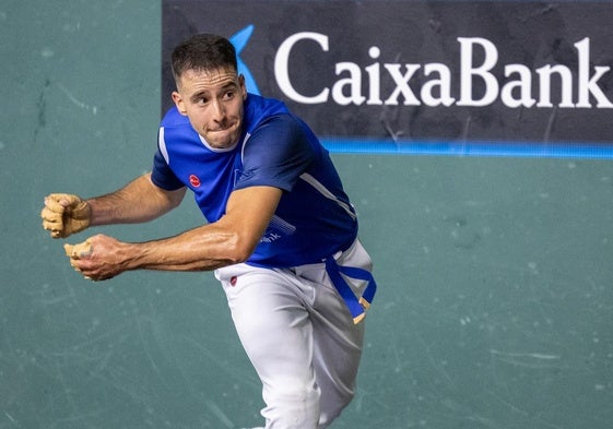 Darío golpea la pelota en el partido en el que se lastimó las manos.