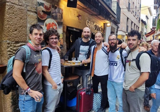 Raúl, con la camiseta del Real Madrid, junto a sus amigos en la calle Laurel.