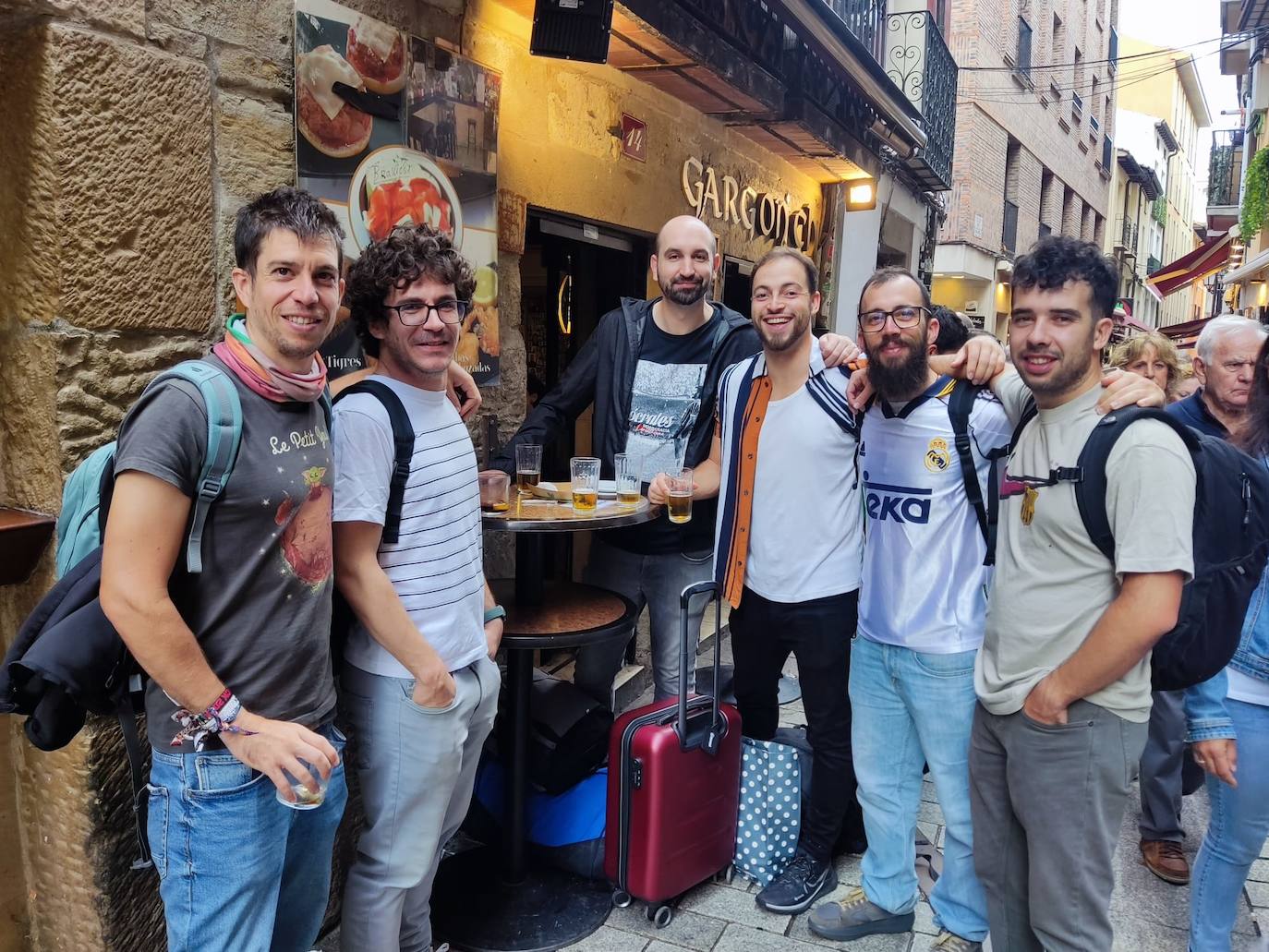 Raúl, con la camiseta del Real Madrid, junto a sus amigos en la calle Laurel.