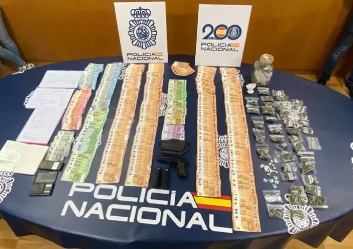 Imagen del dinero, armas y drogas incautadas.