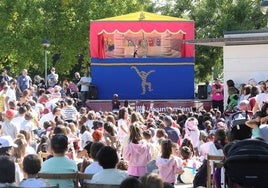 El parque San Adrián lleno de niños para disfrutar de las aventuras de Gorgorito, con el sol de frente y de justicia.