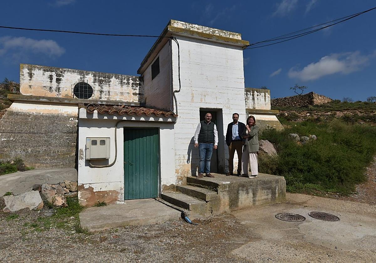 Visita de autoridades al depósito de agua de Cabretón.