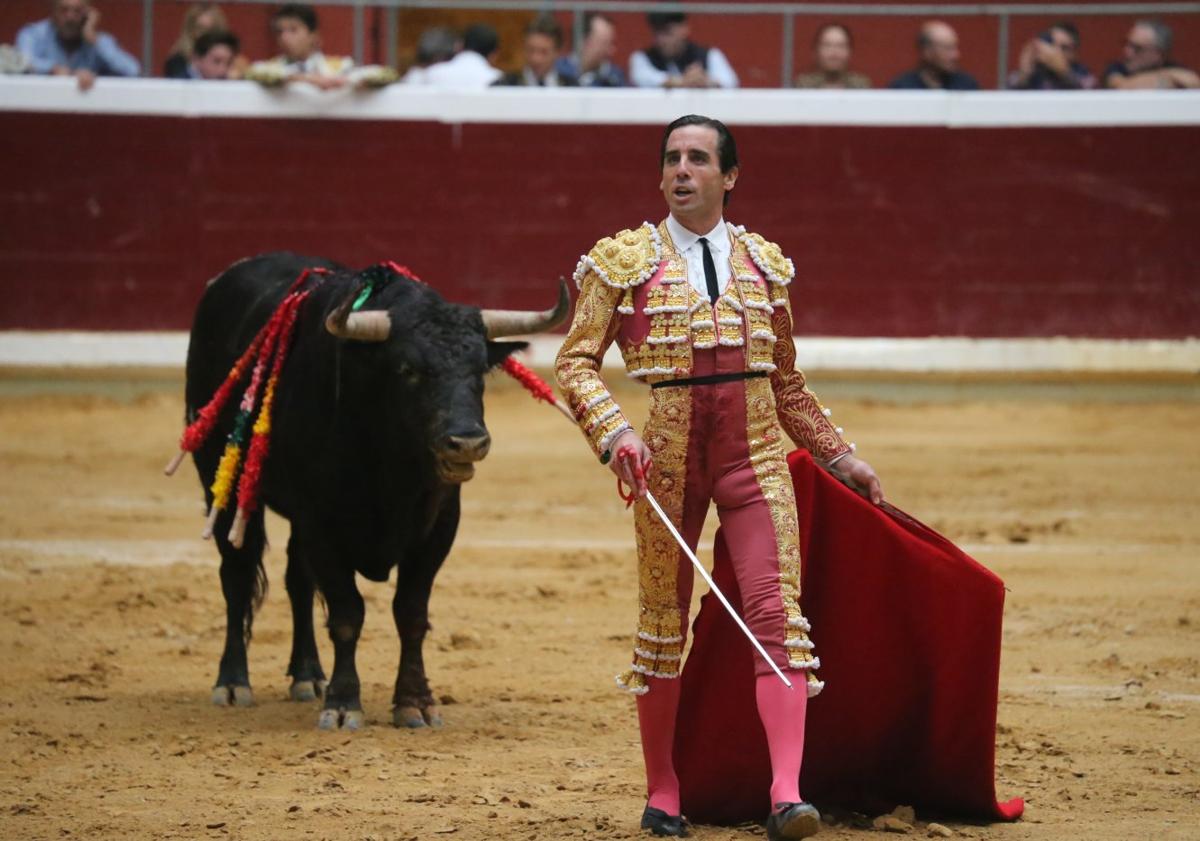 Imagen principal - Toreo de Aguado y Roca Rey, en la arena