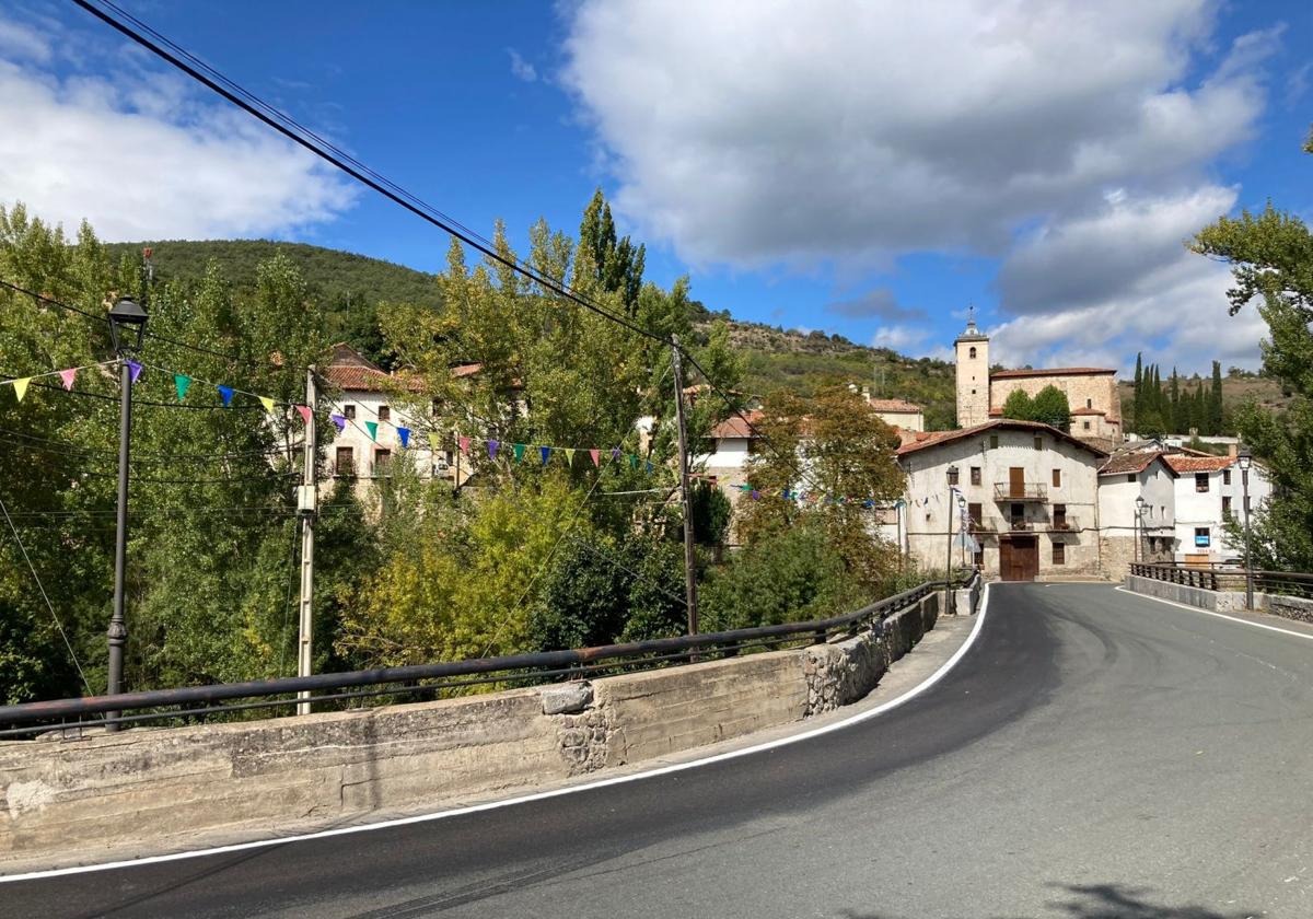 Vista del puente de la N-111 sobre el río Iregua en Villanueva de Cameros en la tarde de ayer.