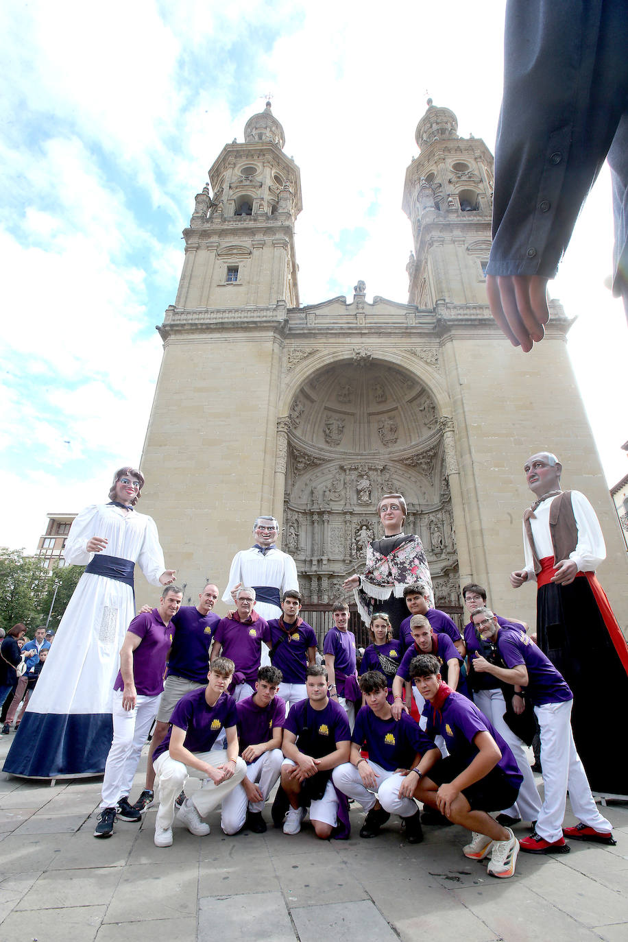 Los 'porteadores', ayer, posan junto a algunos de los gigantes.