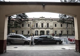 Vista de la fachada principal del palacio de Justicia, en Logroño.