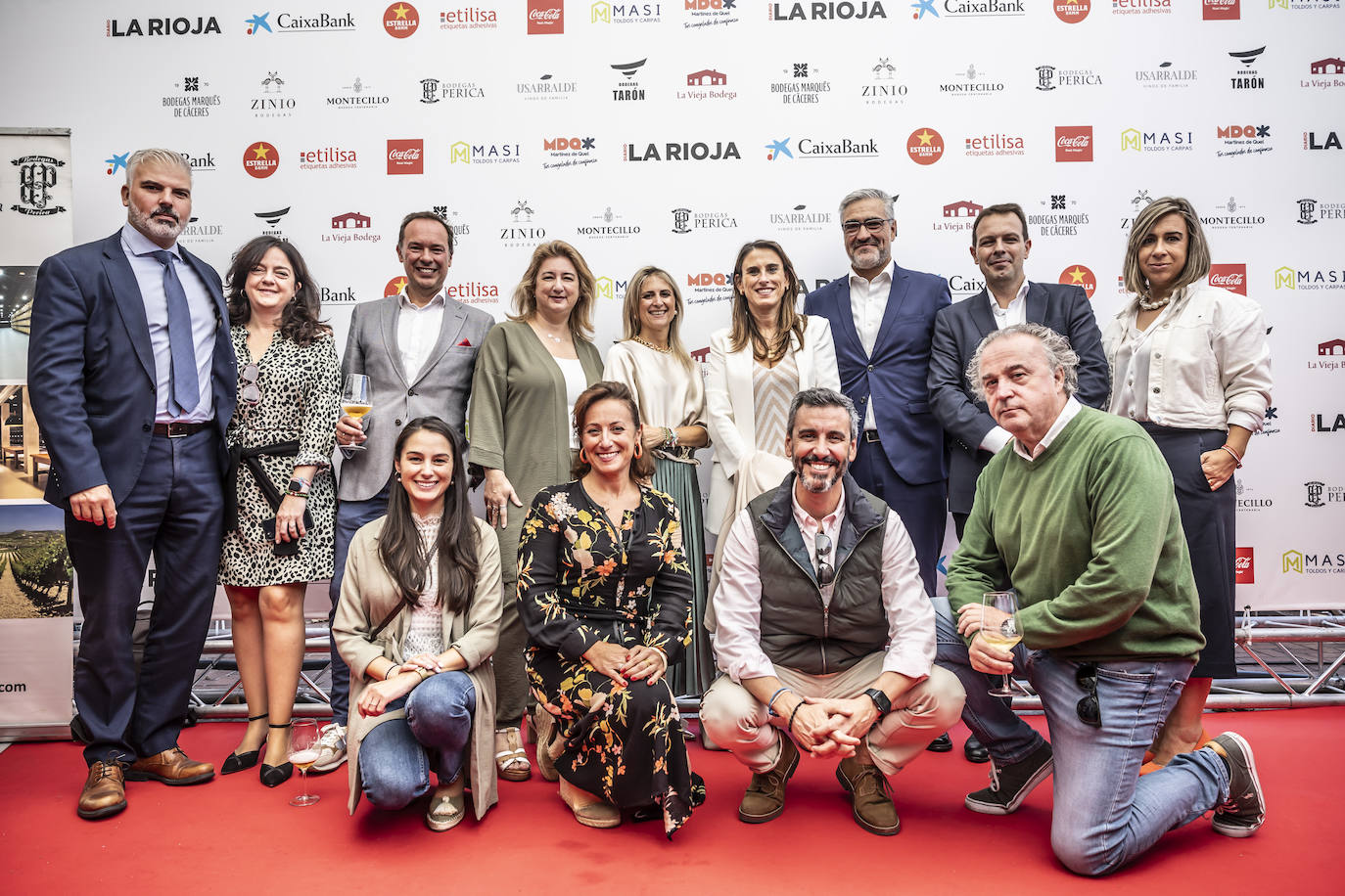 Félix Lázaro (a la izq.), Mariló Martín, Iván Rodero, María José Rodrigo, Helena Gil, Isabel Moreno (directora Territorial Ebro de CaixaBank), Alfonso Sánchez, íñigo Latorre, María González, Sara Gutiérrez (abajo, de Produmix), Natalia Rodríguez, Antonio Oliván y Roberto Marín (Produmix).