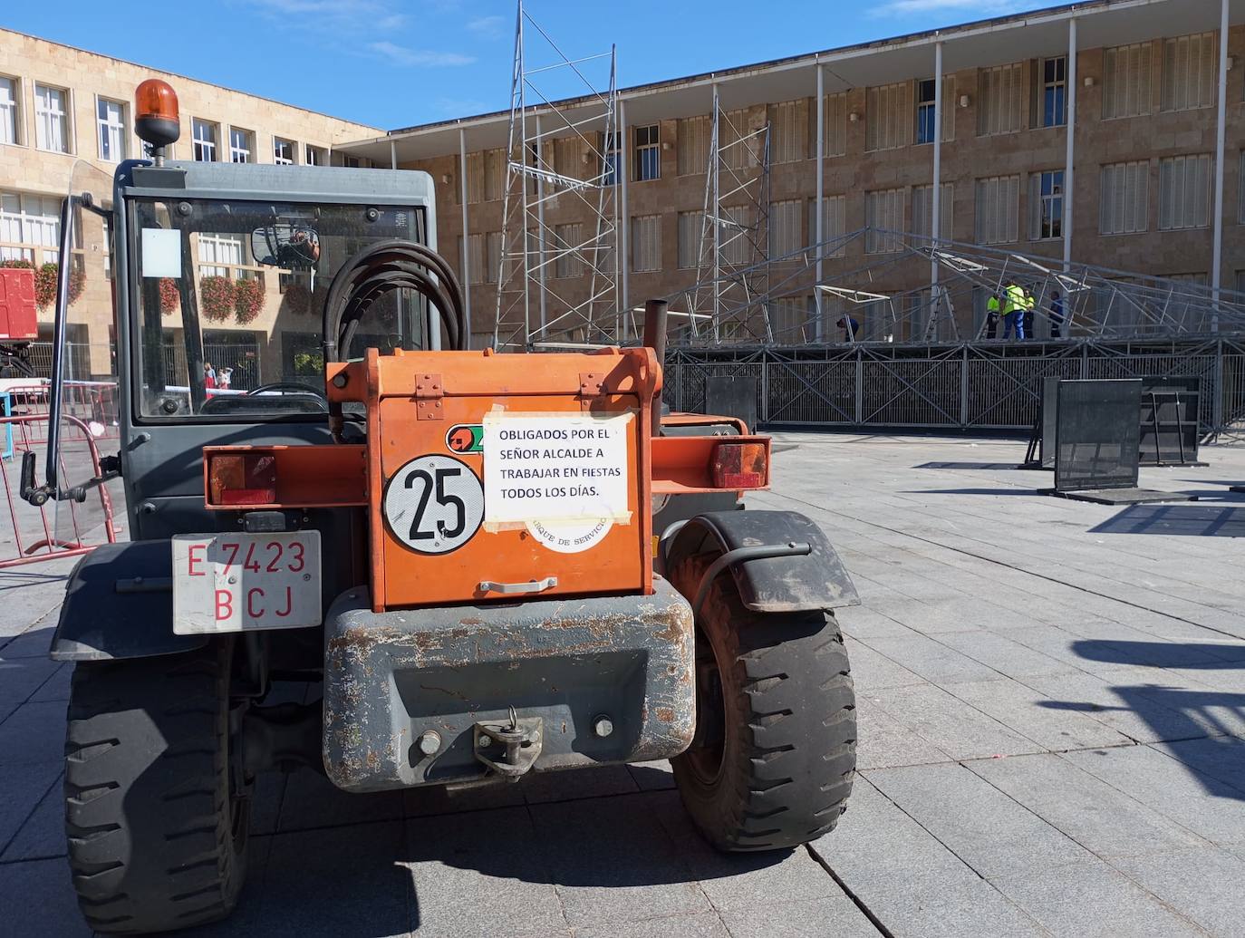 Imagen secundaria 1 - Demandas visibles junto al escenario de los conciertos en la plaza del Ayuntamiento.