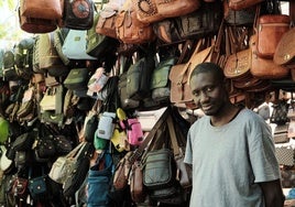 Modou Khaby Diop posa junto a algunos de los artículos de cuero que vende en Las Norias.