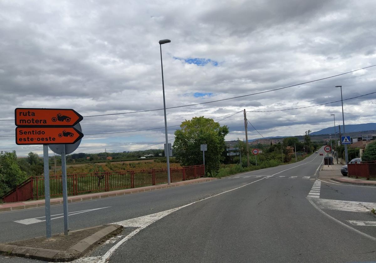 La carretera LR-254 que une Lardero y Alberite, en la que se construirá un carril ciclopeatonal.