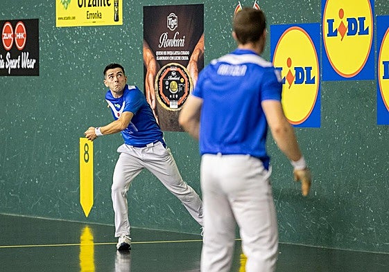 El riojano Salaverri golpea a la pelota ante la mirada de su compañero Artola.