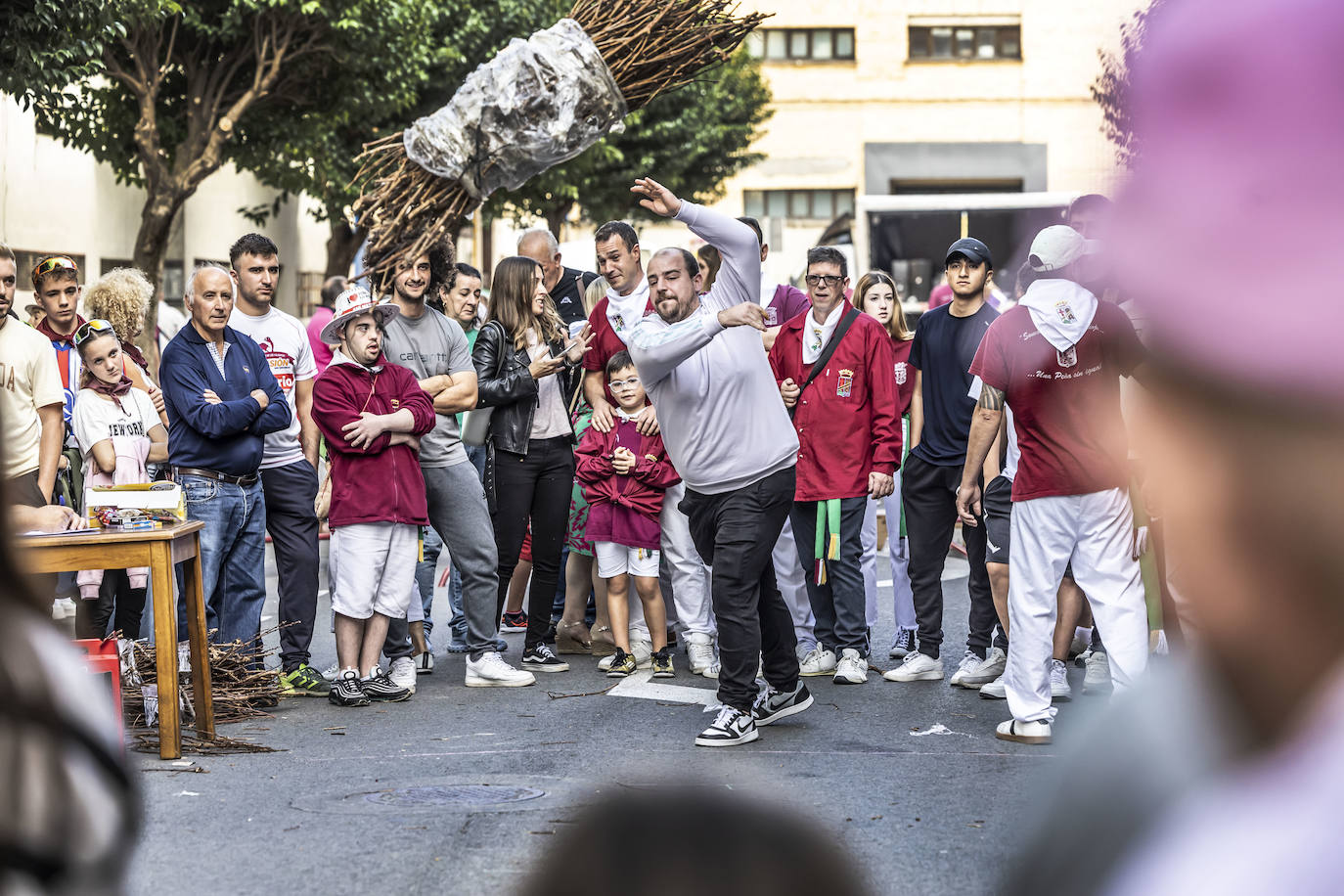 Lanzamiento de gavillas de la peña La Rioja