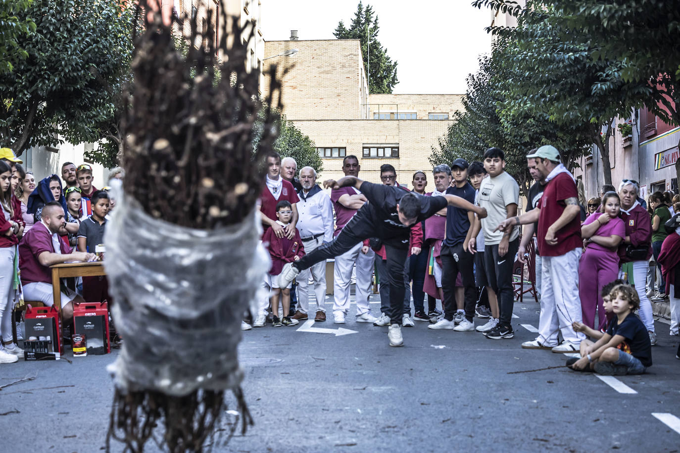 Lanzamiento de gavillas de la peña La Rioja