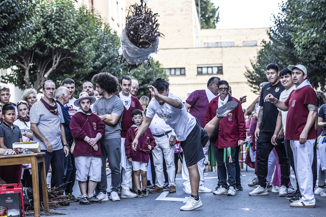 Lanzamiento de gavillas de la peña La Rioja