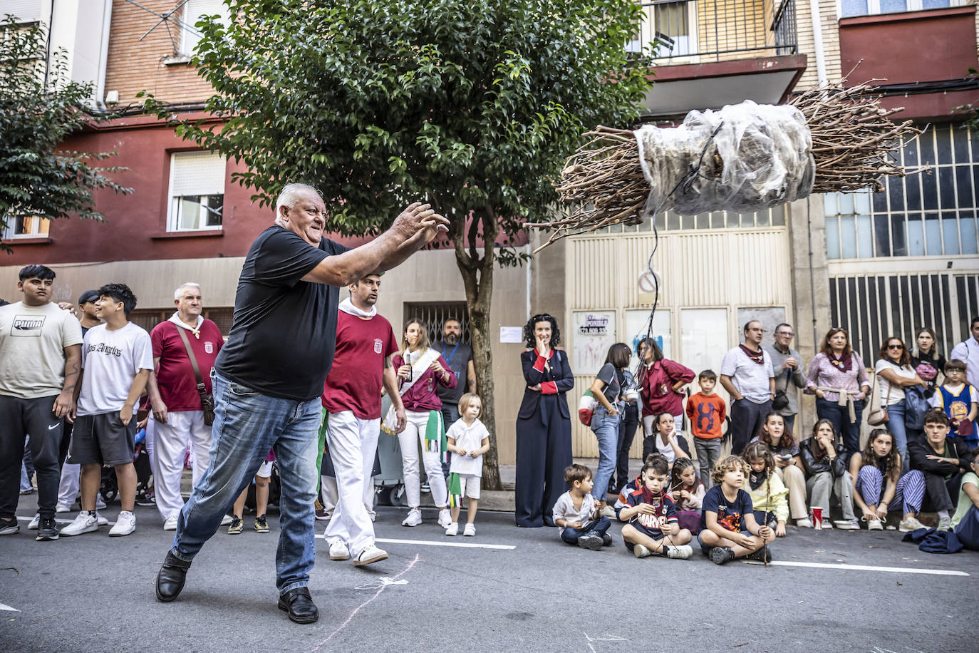 Lanzamiento de gavillas de la peña La Rioja