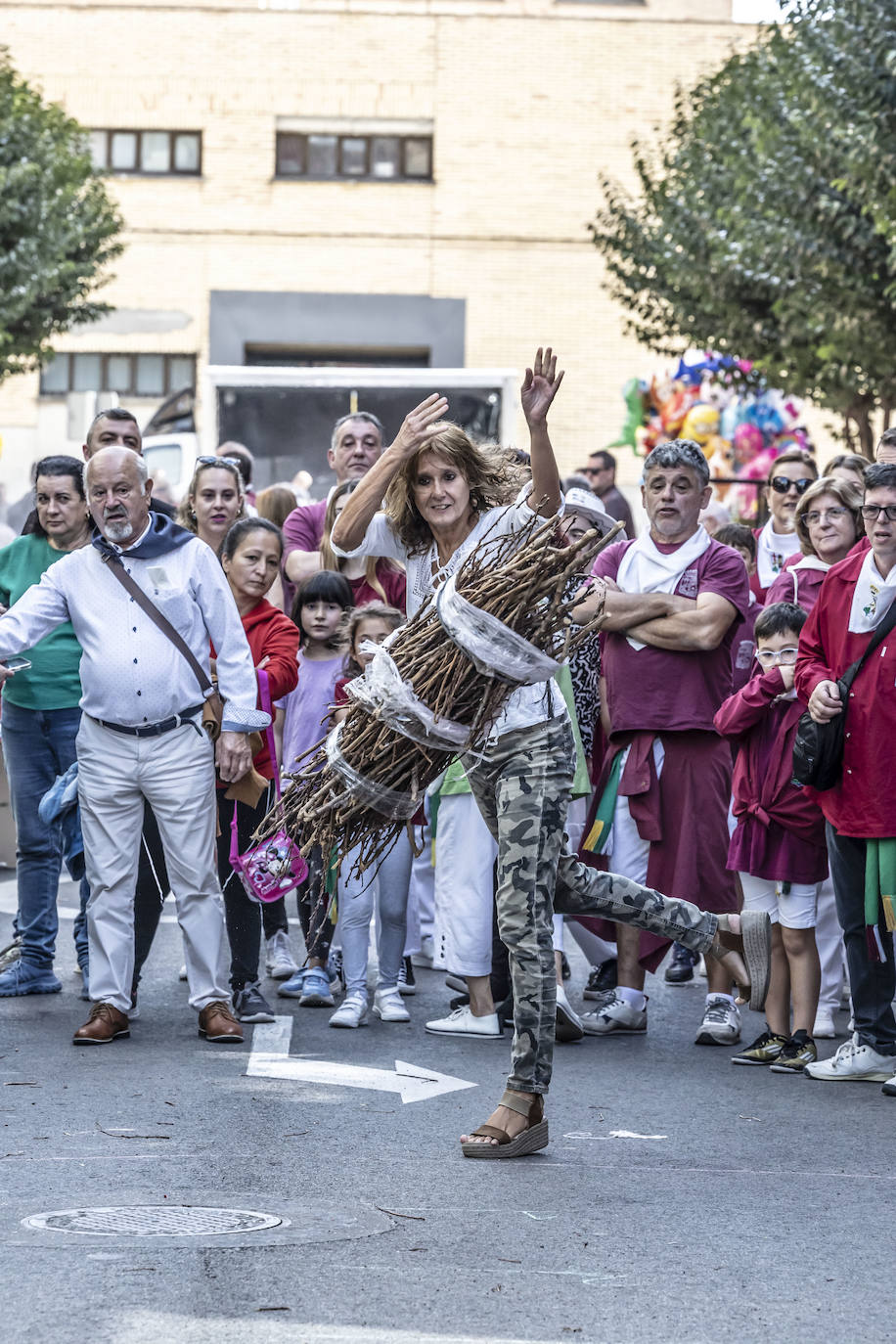 Lanzamiento de gavillas de la peña La Rioja