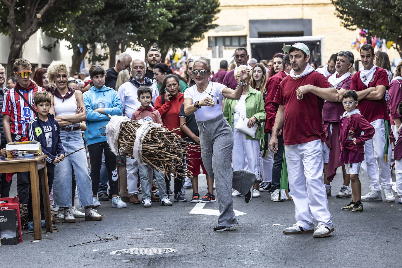 Lanzamiento de gavillas de la peña La Rioja