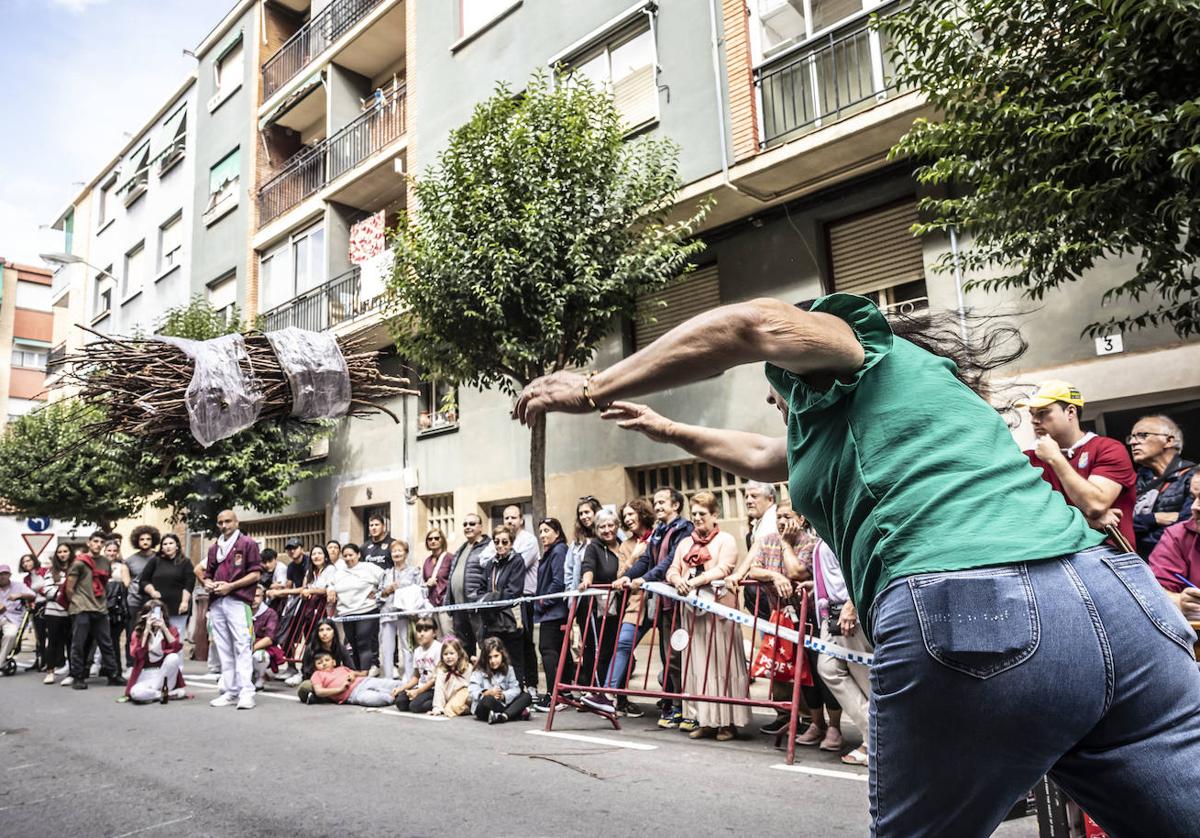 Una de las participantes en el concurso de lanzamiento de gavillas.